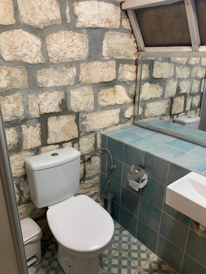 בית האבן העתיק מ-1885 עם מגונית פרטית בחצר Rosh Pina Extérieur photo
